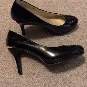 Tahiti black patent pumps sz 7,  small platform